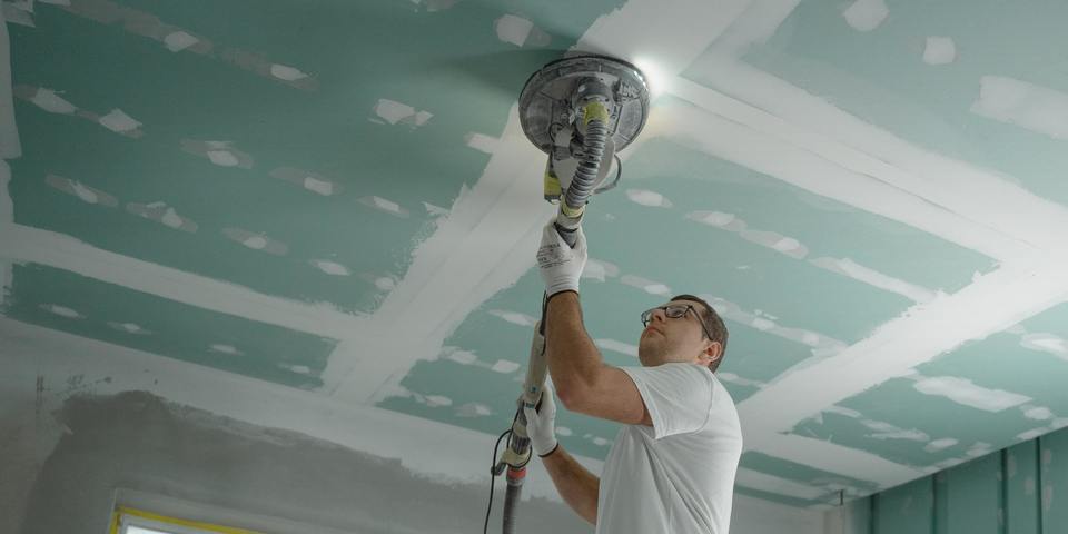 Doe-het-zelf werken aan plafond van een lokaal